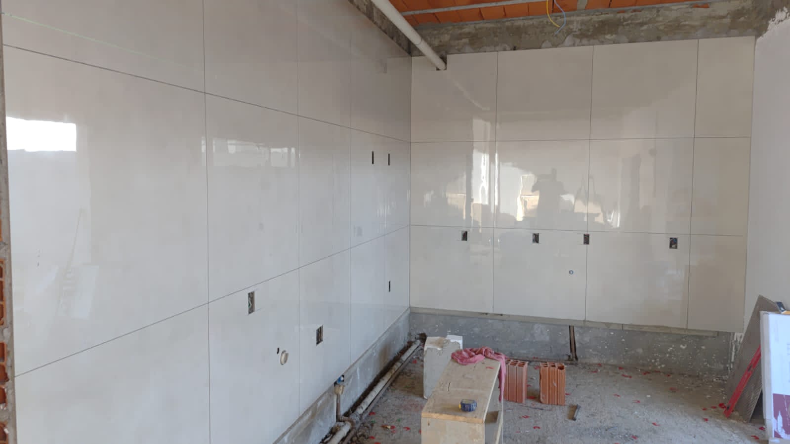 Andamento da instalação de porcelanato de cliente.