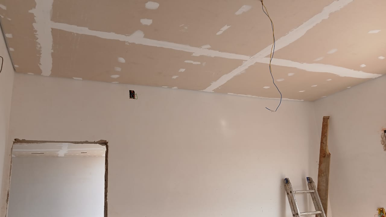 Instalação de teto drywall e acabamento em gesso