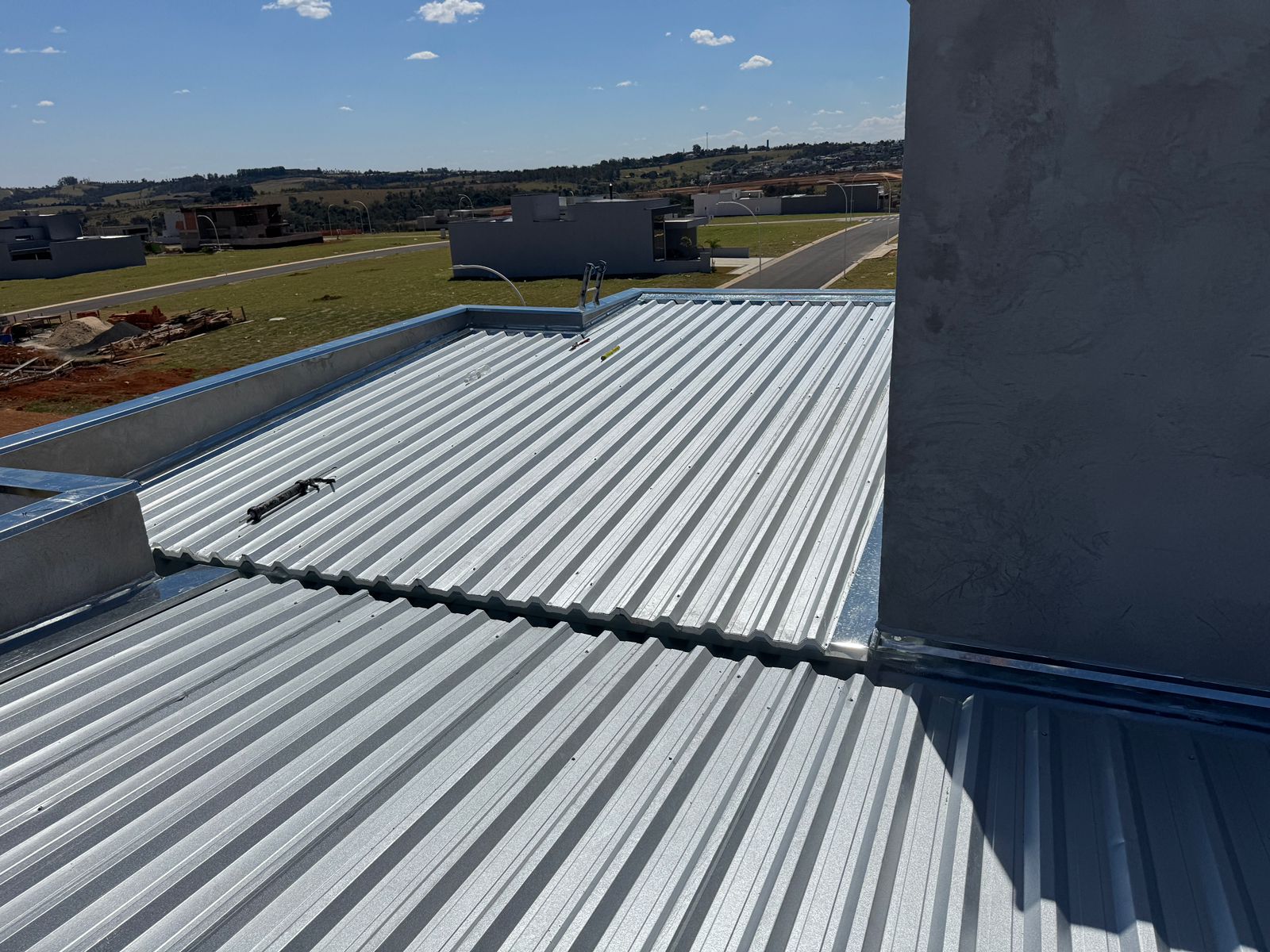 Instalação de telhado completo.