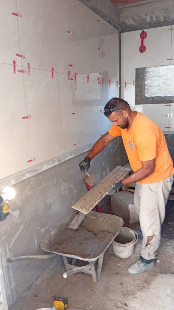 Andamento da instalação de porcelanato de cliente.