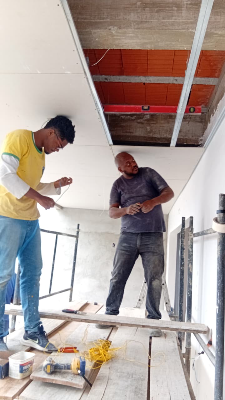 Instalação de teto drywall e acabamento em gesso