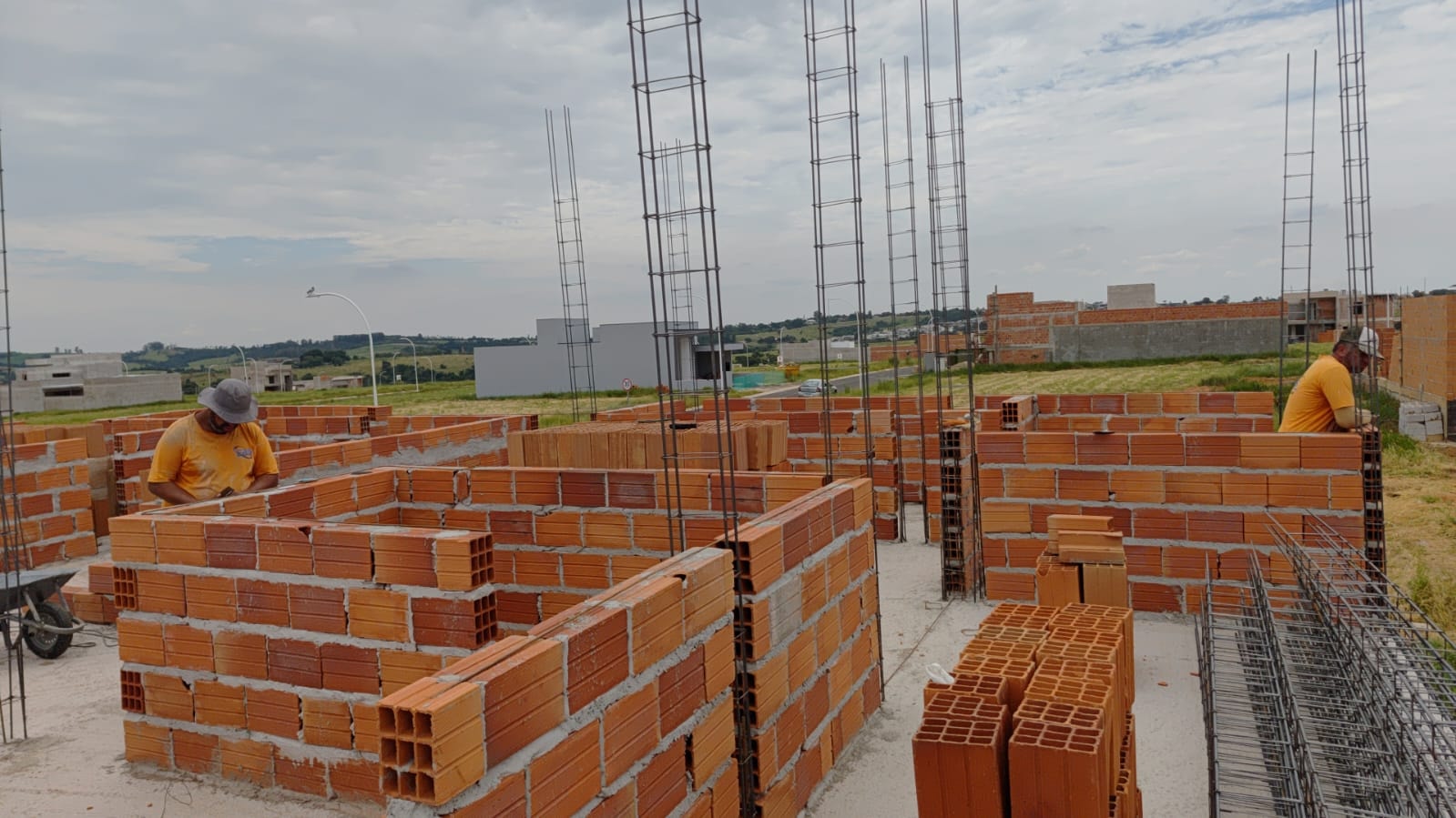 Construção de estrutura de sobrado residencial.